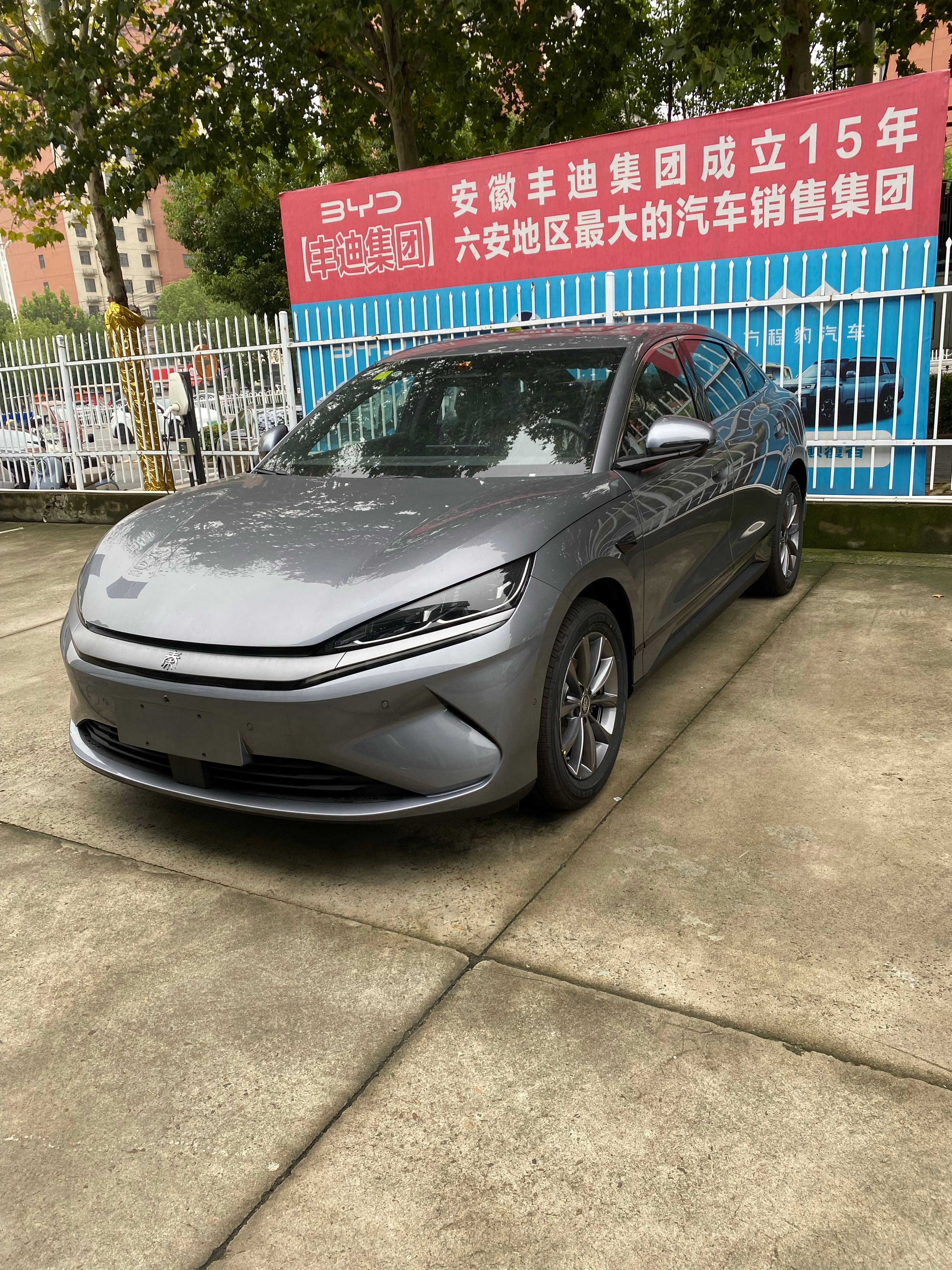 秦L EV 短视频文案

比亚迪秦L EV，全新龙颜溜背造型，低趴姿态搭配半隐藏门把手，颜值拉满。基于e平台3.0 Evo打造，后置后驱布局，搭载五连杆独立悬架，行驶质感扎实。2820mm超长轴距，纯平后排地板，家用乘坐宽敞舒适。CTB刀片电池加持，续航扎实，快充补能效率高，日常通勤、周末远行都无压力。全系 ​