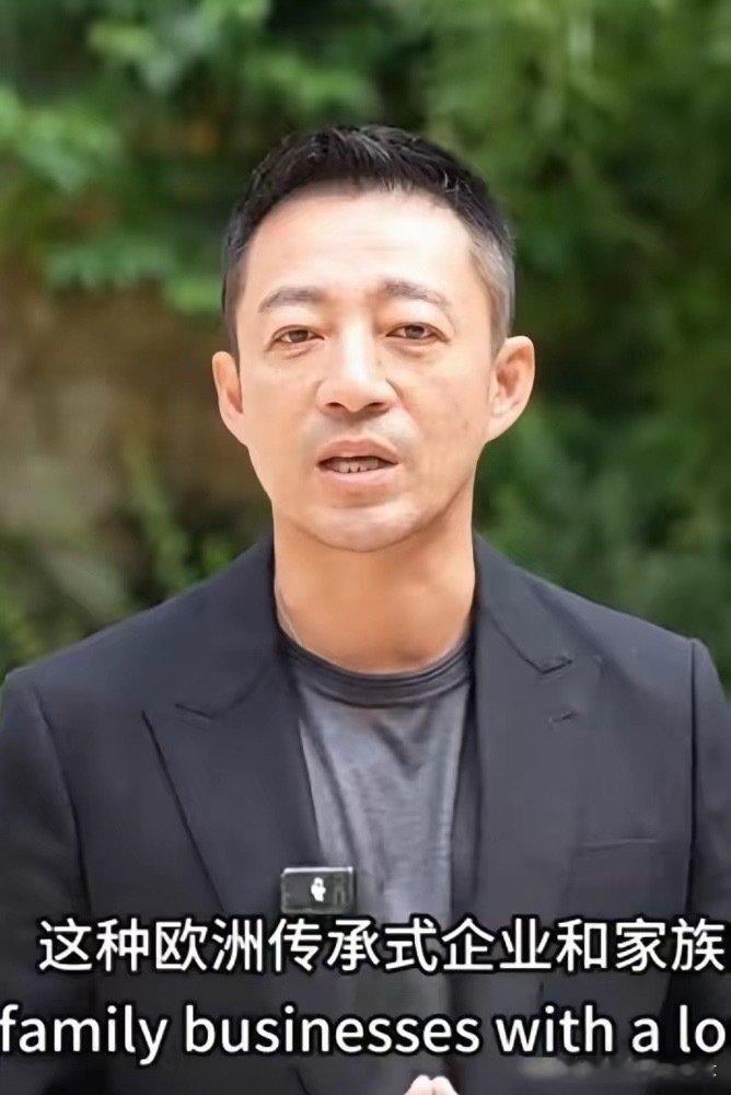 汪小菲在欧洲HEC录采访，镜头一开，美颜全没，一张中年素颜直接怼脸上了。 ​​​