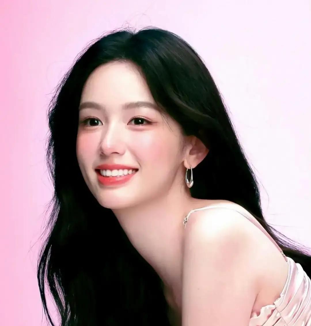 娱乐圈这碗饭现在是越来越能看出参差了，有人忙着奉子成婚赶紧规划婚礼，有人靠着一张脸稳坐公司一姐宝座，还有人干脆把流量的壳子一脱，头也不回地扎进正剧的泥巴里去练真功夫

咱们先说周也，这姑娘的长相在如今的内娱确实能打，一张冷脸辨识度极高

但要说到演技，老实说一直就在及格线附近仰卧起坐

仔细回想一下