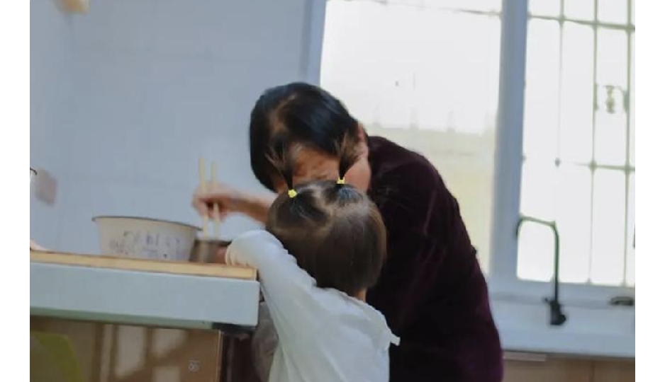 重男轻女的根源：母亲对女儿的剥削与算计
 
你知道吗？中式家庭里重男轻女观念最重的往往是母亲。
只要你在传统中式多子女家庭待过，或是听过周围人的抱怨，都会发现这个现象。
 
很多人聊起重男轻女，第一反应只会归咎父亲。认为是家里男性长辈思想顽固，偏爱儿子。可现实大量家庭案例摆在眼前，执行这套规则，对女