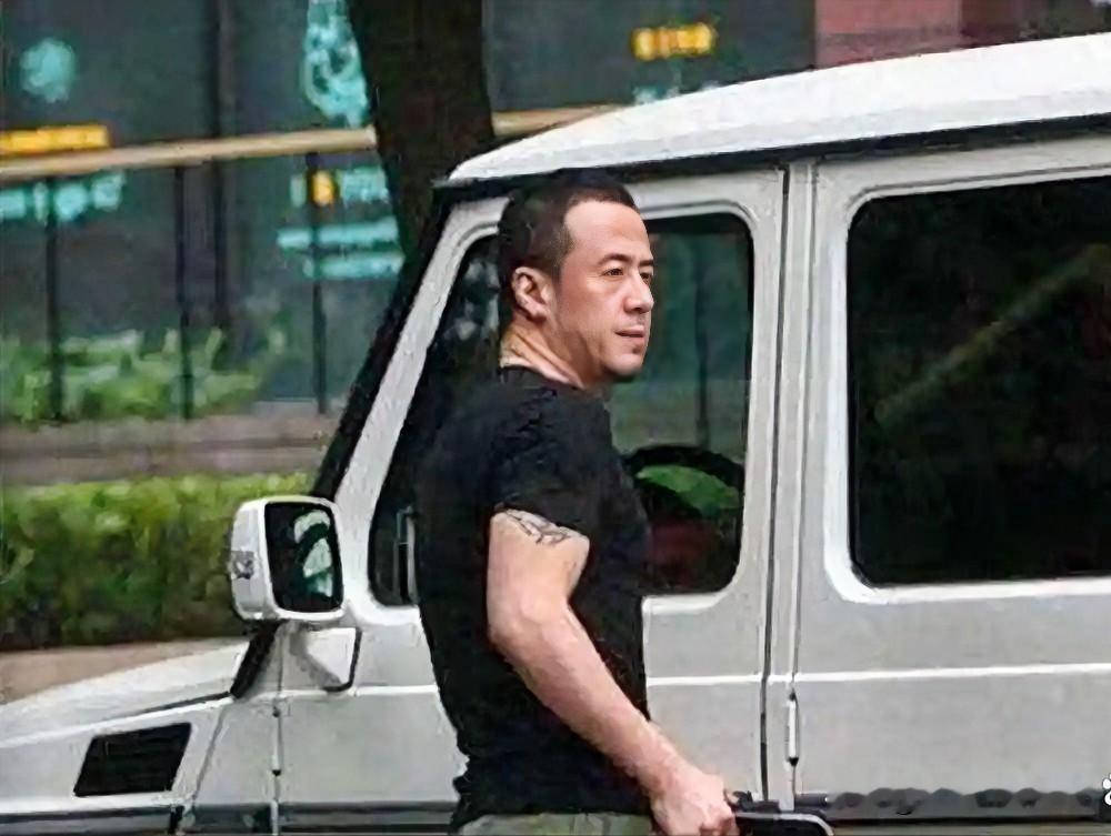 身价上亿的杨坤，生活有多壕？

一栋房装修三年，慢工出细活。

这份耐心，比房子本身更值钱。

国内仅一台的谢尔比，他开两千公里就卖。

不是不爱车，是玩车玩到了境界。

普通人攒钱买车，他买车只为体验。

有钱人的快乐，往往就是这么直接。

但细想，这背后是实力的底气。

没有亿万身家，哪来这份从