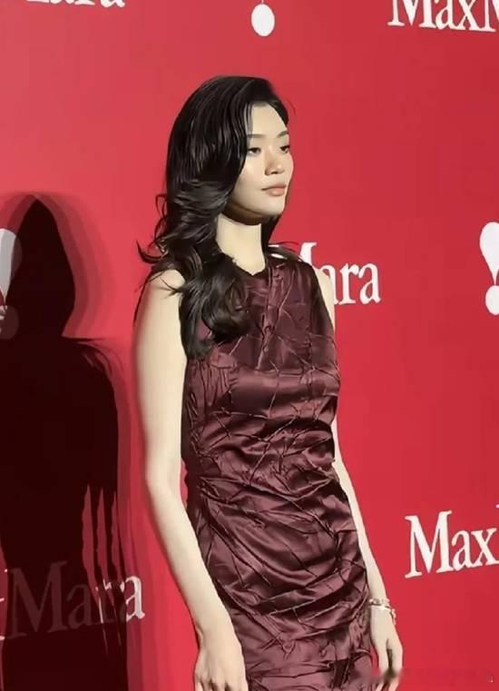 奚梦瑶婚后首次公开亮相 人妻贵妇气质优雅近日，奚梦瑶现身上海活动，这也...