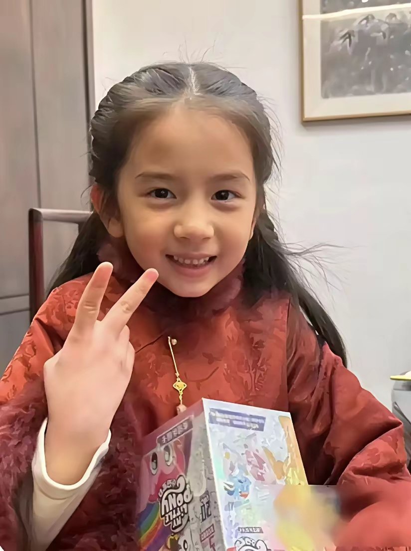 方媛、郭富城夫妇的大女儿郭咏希和方媛长的太像了。
郭咏希精致的五官和方媛恰似一个模子里刻出来的，母女俩侧颜杀的角度线条都是同款同版。
从小就是美人坯子的郭咏希，长大后的颜值会更惊艳的。 ​