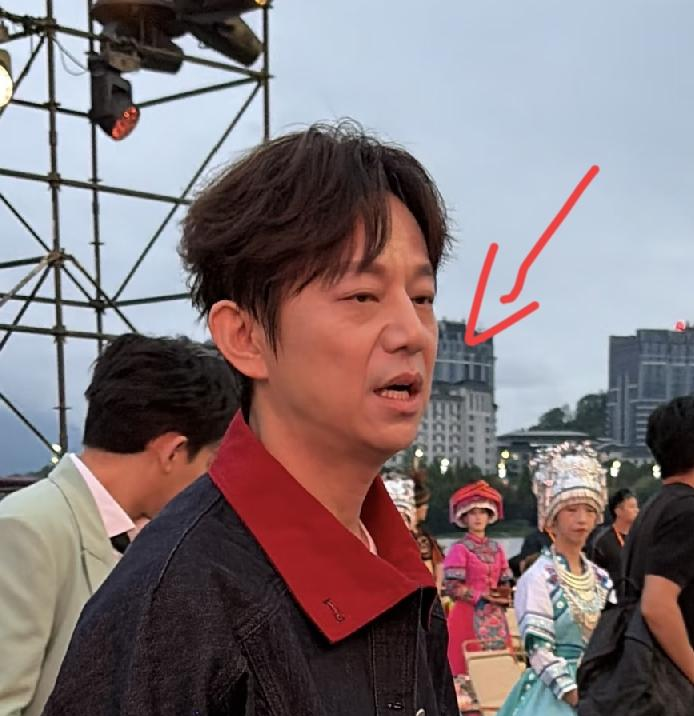 何炅这张脸，终于把“不老神话”撕得稀碎！
51岁何炅一组线下活动生图疯传，没修图没滤镜，皮肤肉眼可见地往下垂，法令纹深到能夹住阴影，眼周细纹像小扇子一样铺开，嘴角耷拉，眼神里的光明显暗了。现场他还在弯腰听粉丝说话、全程挂着笑，但小动作藏不住——聊久了下意识抬手扶脸，站久了悄悄调整姿势缓解不适，面对特