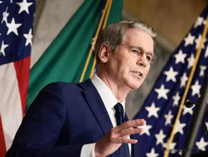 美国财长贝森特最近在国会说了句话，信息量很大。他说美国得搞更多开源AI模型，才能跟中国企业开发的模型掰手腕。这话从美国财长嘴里说出来，味道完全不一样。

要知道，过去几年美国那几个顶尖AI实验室，OpenAI、Anthropic、Google，走的全是闭源路线。模型能力封装在云端API里，想用就得付