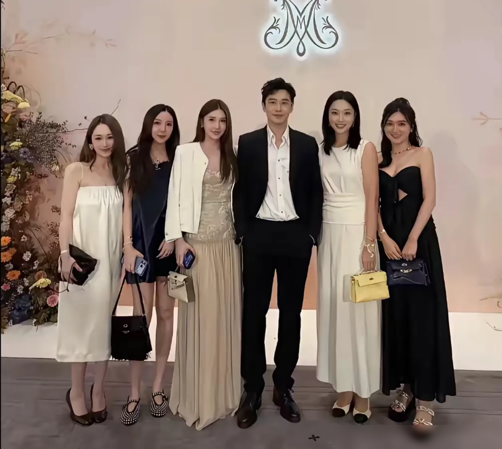 48岁的黄晓明，往何猷君婚礼答谢宴上一站，直接把热搜干懵了。
镜头怼脸，下颌线比在场不少小年轻都利索。网友扒出他和陈冠希的同框对比，一个48，一个45，底下热评全是：这俩是吃了防腐剂吧？
但更狠的是他现在的状态。不是那种硬凹的紧绷，是松下来的从容。前阵子访谈，他亲口说自己临近40才走进婚姻，当时
