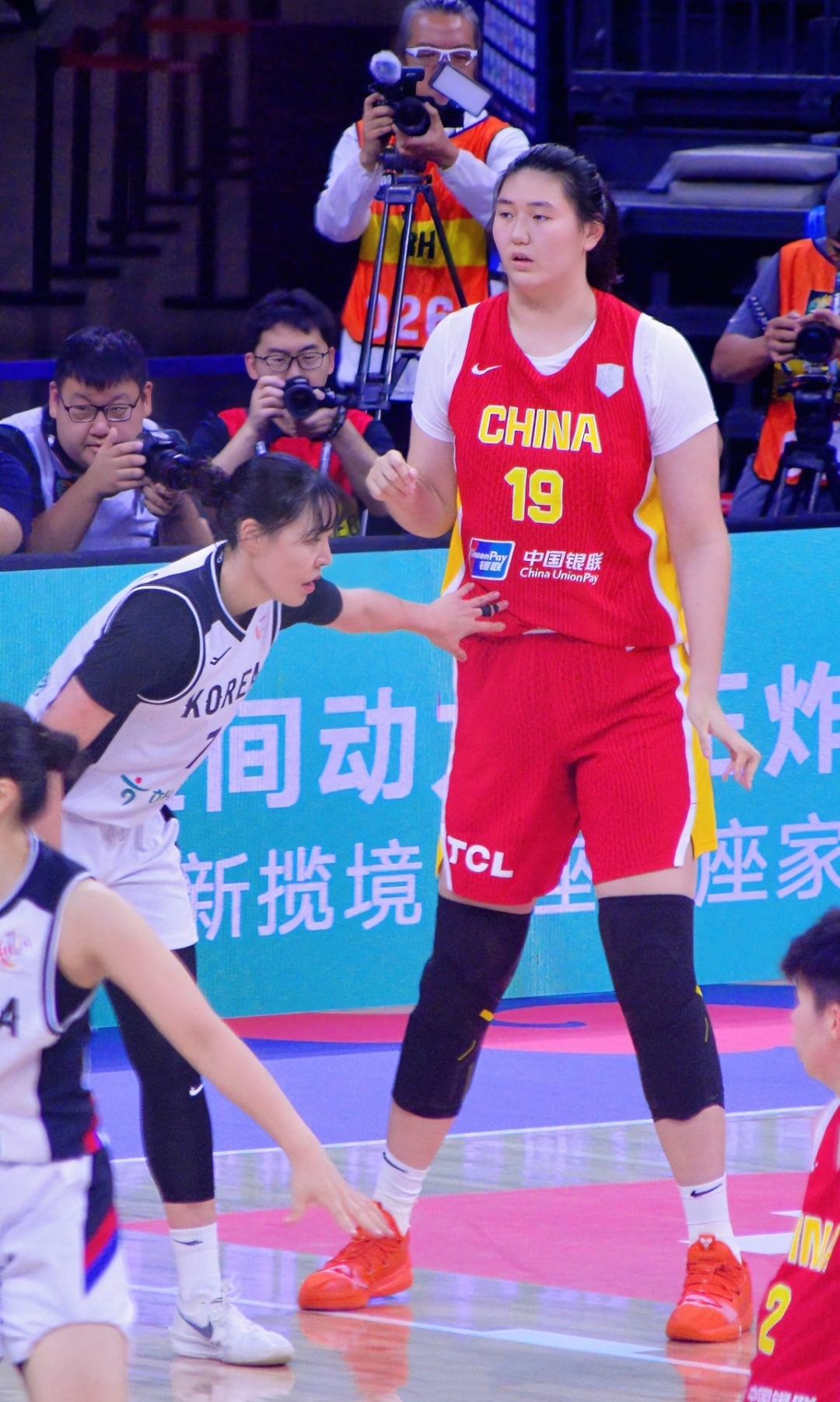 身高两米二六的女篮巨无霸张子宇，在球场上接连失误，大家放大照片才震惊发现，她的五根手指居然没办法正常伸直。主教练宫如明透露，这是因为她骨骼发育太快导致肌腱没跟上。原本被视作无敌神力的女巨人，如今却因为这双弯曲的手指遭遇进攻瓶颈，甚至连球都抓不稳，中国女篮对她的培养模式也跟着引发了热议
