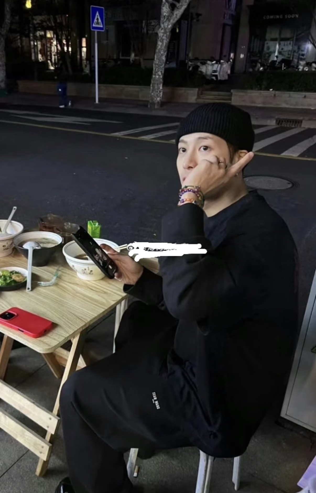 王嘉尔在上海吃路边摊，真的是好接地气啊！还能在这种桌子装扮的餐馆的偶遇到他，之前一个采访里王嘉尔就说喜欢路边摊，比起米其林餐厅更愿意吃街头堆得像枕头一样的炒面，看来说的都是真心话，王嘉尔本人是真的帅，而且不装，路转粉了