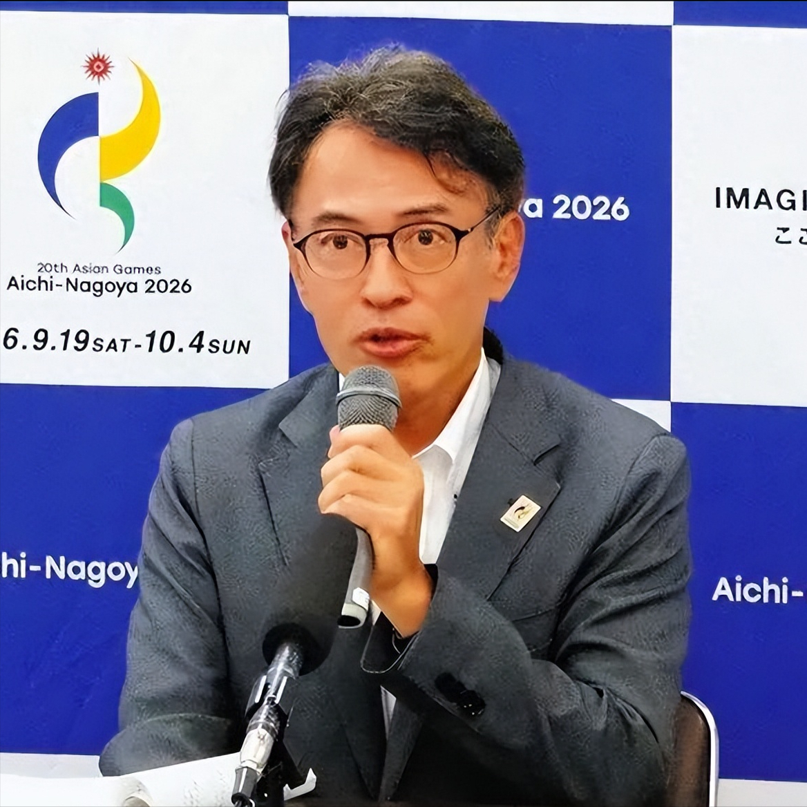 又又又又又道歉了！拖延整整一周，名古屋亚运会组委会扛不住舆论压力，正式出面认错。
 
9月26日，爱知・名古屋亚运会组委会事务总长村手聪面对记者，为住宿和交通服务出现的失误道歉。
 
他还提到，过去一周工作人员一直在处理问题，目前情况比开赛阶段已有改善。
 
听着像是在收拾残局，时间线往前一拉，味道