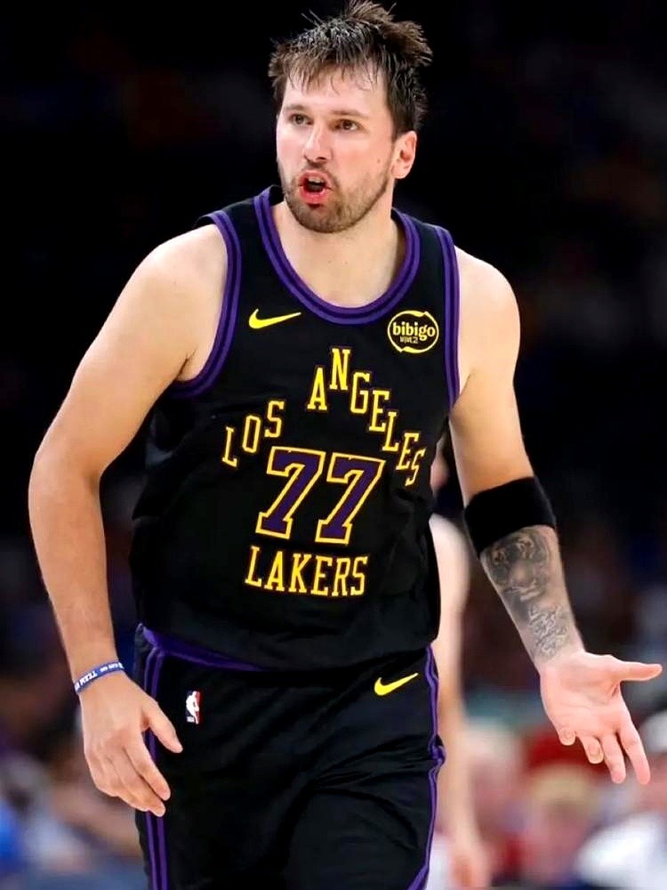 外媒刚甩出新赛季NBA得分榜预测，老家伙们全被踢出前三。

东契奇稳坐头把交椅，亚历山大紧咬，爱德华兹杀到第三，连二年级的文班亚马都蹿升到了第四。字母哥和约基奇只能往后靠。

这帮年轻人下手太狠。亚历山大上赛季用55.3%的命中率砍31分，把后卫效率拔到天花板。文班亚马更离谱，季后赛轰下41分24篮