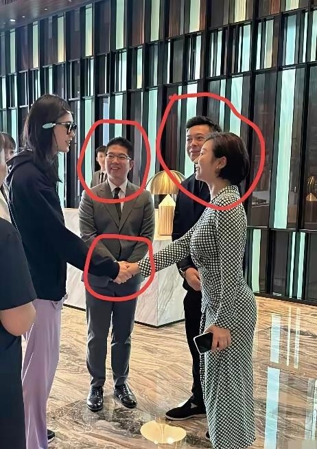 奚梦瑶也是混出头了，她告诉我们：当你到了一定高度的时候，身边的人都会对你彬彬有礼…