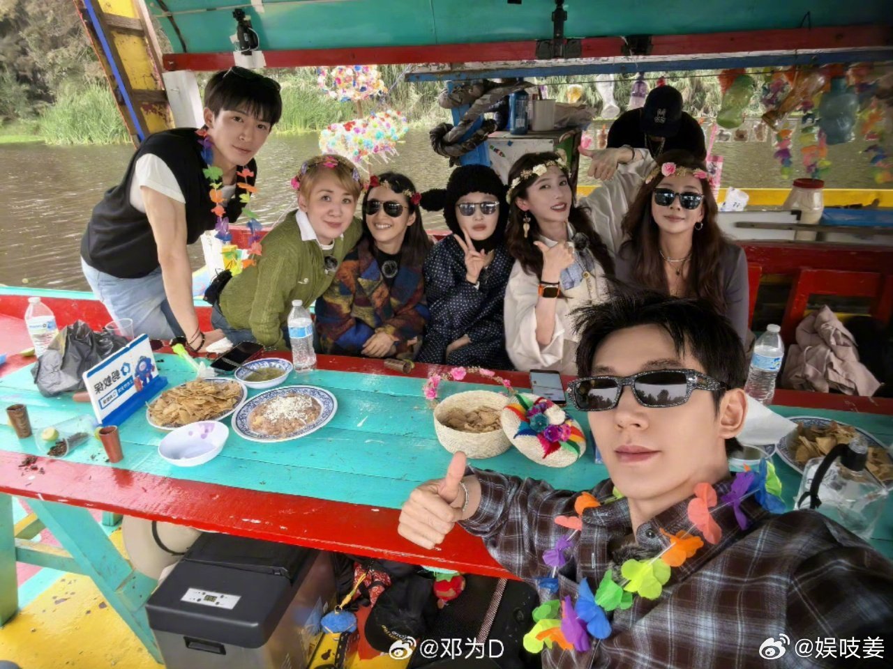 花少8邓为和吴君如两人综艺感还挺足[赞]

在墨西哥船上玩游戏，邓为答错要罚酒，但他酒精过敏。外国朋友劝他喝酒，吴君如急忙挡酒，脱口而出“He will die”，外国人按字面理解当场被吓到，是跨语言误会闹出的爆笑名场面，两人互相守护，被网友叫做彼此黑骑士。#邓为吴君如差点把外国友人吓晕了# ​
