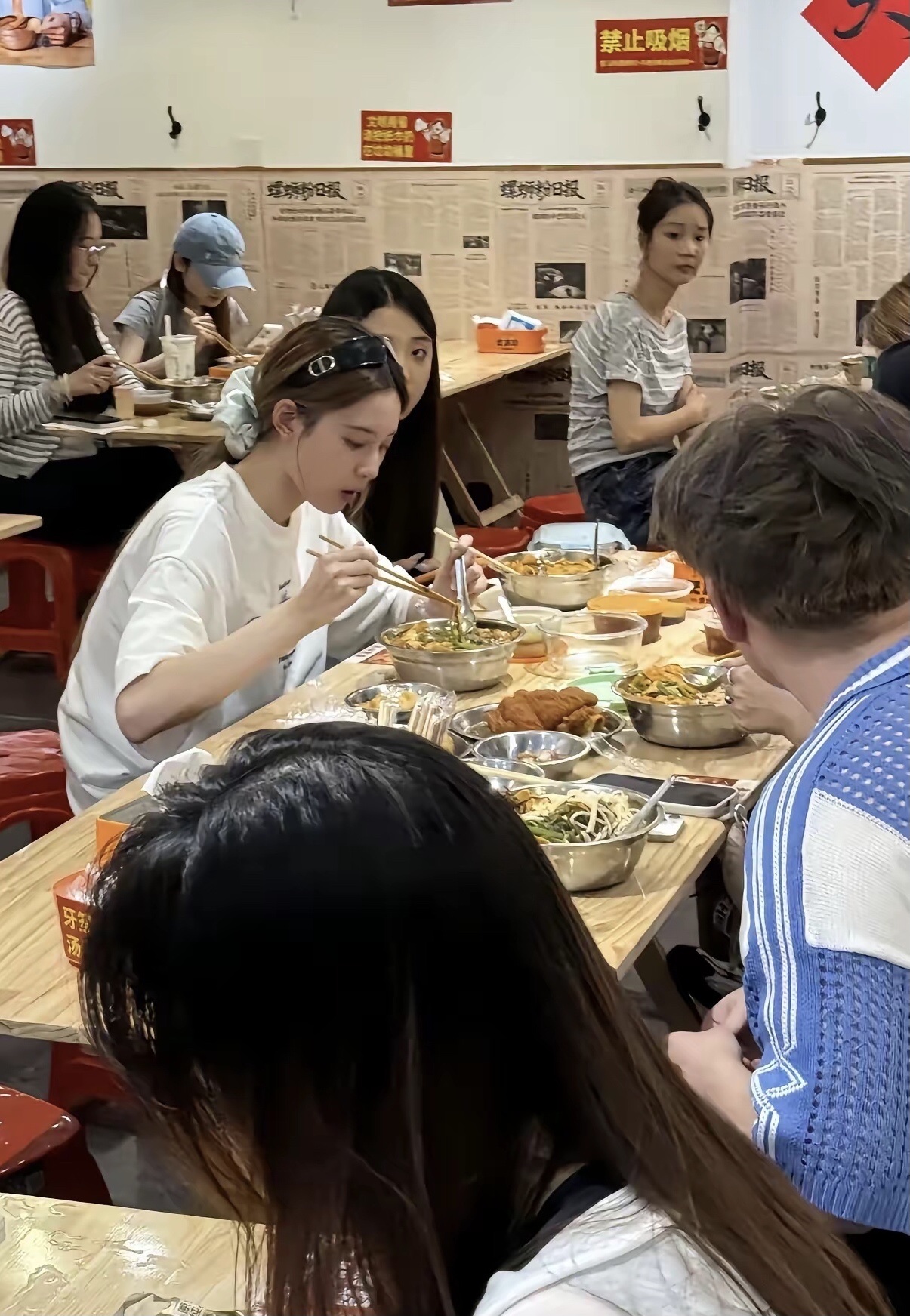 网友线下偶遇徐艺洋店里吃螺蛳粉，感觉她的脸越来越来辨识度了