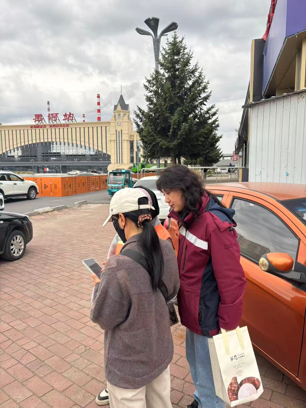 上午去调查环卫工人，给老妈送点芋头我买的芋头有的硬里面还黑，也不知道啥原因，上午给宝宝买了健胃消食片和眼药水做了蘑菇炒红肠辣椒白菜，尽量营养全面一点，蒸了二米饭
饭后把孩子送到学校回家就一直睡觉来着
睡醒了看了电影（特立独行）暗黑讽刺，都是北方官场的写实，官僚主义、形式主义，利用想 ​