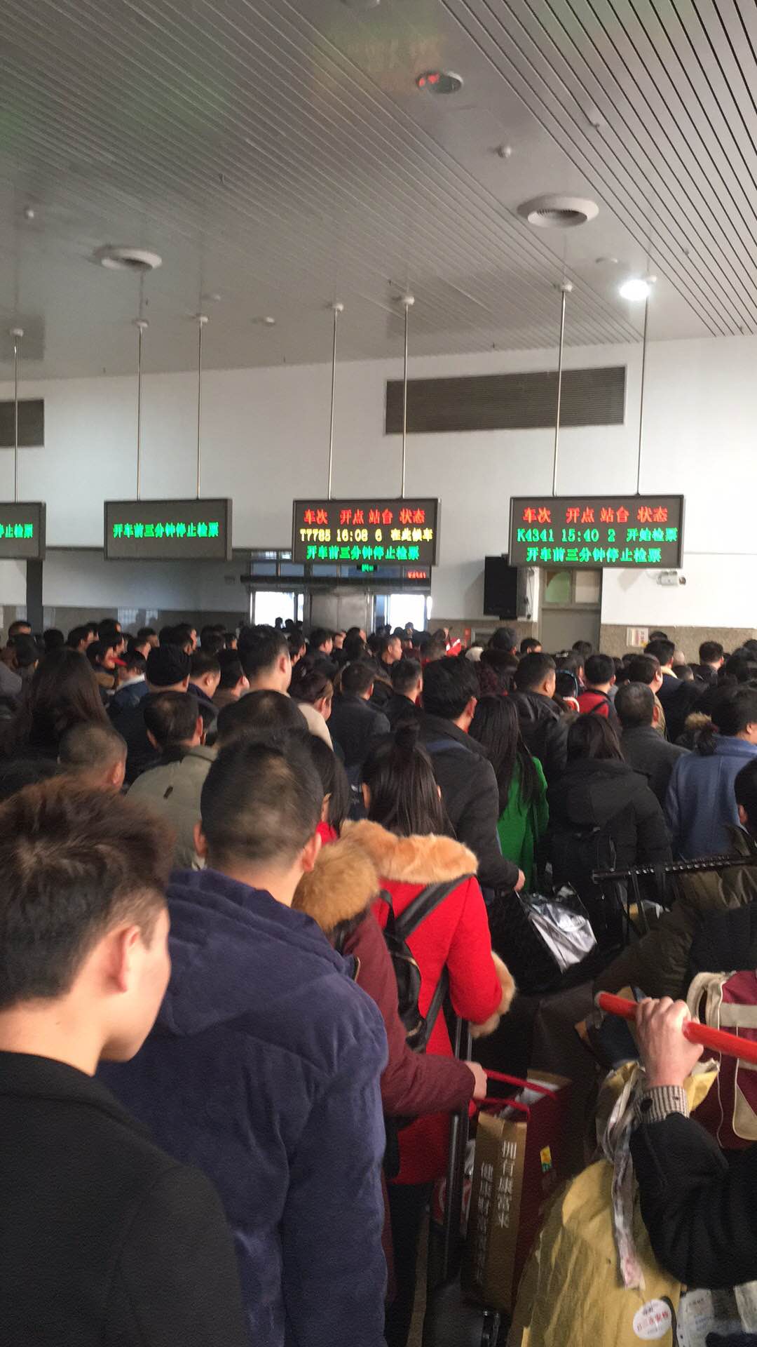 临近中秋国庆，从杭州还有宁波出发的不少航线机票出现明显降价，部分线路跌幅甚至达到百分之八十三。很多朋友都没有料到，节前机票居然会走出这样的行情。
 
不少人已经习惯性觉得，越靠近节假日，机票价格肯定只会往上走。所以早早的就把出行的机票提前买好了。谁也没有想到，九月这段时间里面，市场上面放出了一大批低