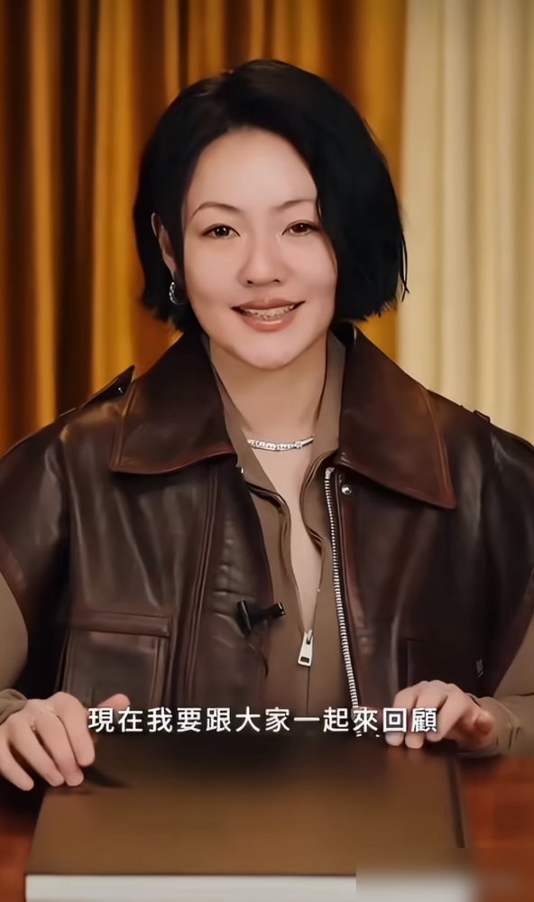 眉环发炎三次，徒手把肉扯下来，眉毛上留了道小跑道。小S年轻时为了挡这道疤，随身带补眉笔，偏执到不对称不出门。可现在，她把眉毛拉得跟大S一模一样，平直、收敛、攻击性全无。造型师亲口证实，是她自己要求复刻姐姐的眉型。当年那个为了眉毛跟自己死磕的人，如今连表情管理都交出去了。复刻到这种程度，不是爱，是自我