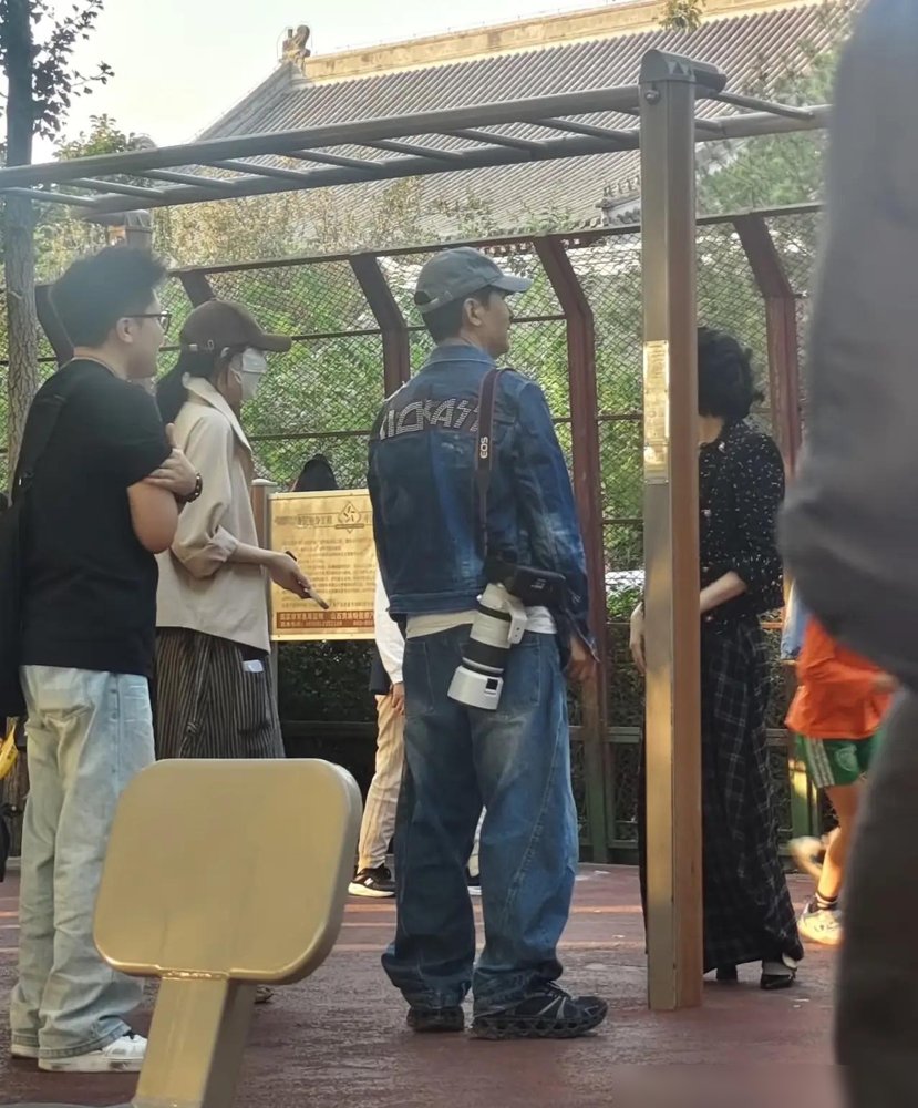 刚在《披荆斩棘》被淘汰，转头就背着万元长焦陪老婆逛公园，郭晓东这反差真够大的。
镜头前跑调被骂上热搜，火力值垫底，四公直接出局。私信被人劝“别拖小沈阳后腿”，他截图发出来，又被骂网暴素人，最后只能道歉。那几天，全网都在看他笑话。
结果呢？人家压根没当回事。被拍到和程丽莎遛弯，脖子上挂个长焦，玩个