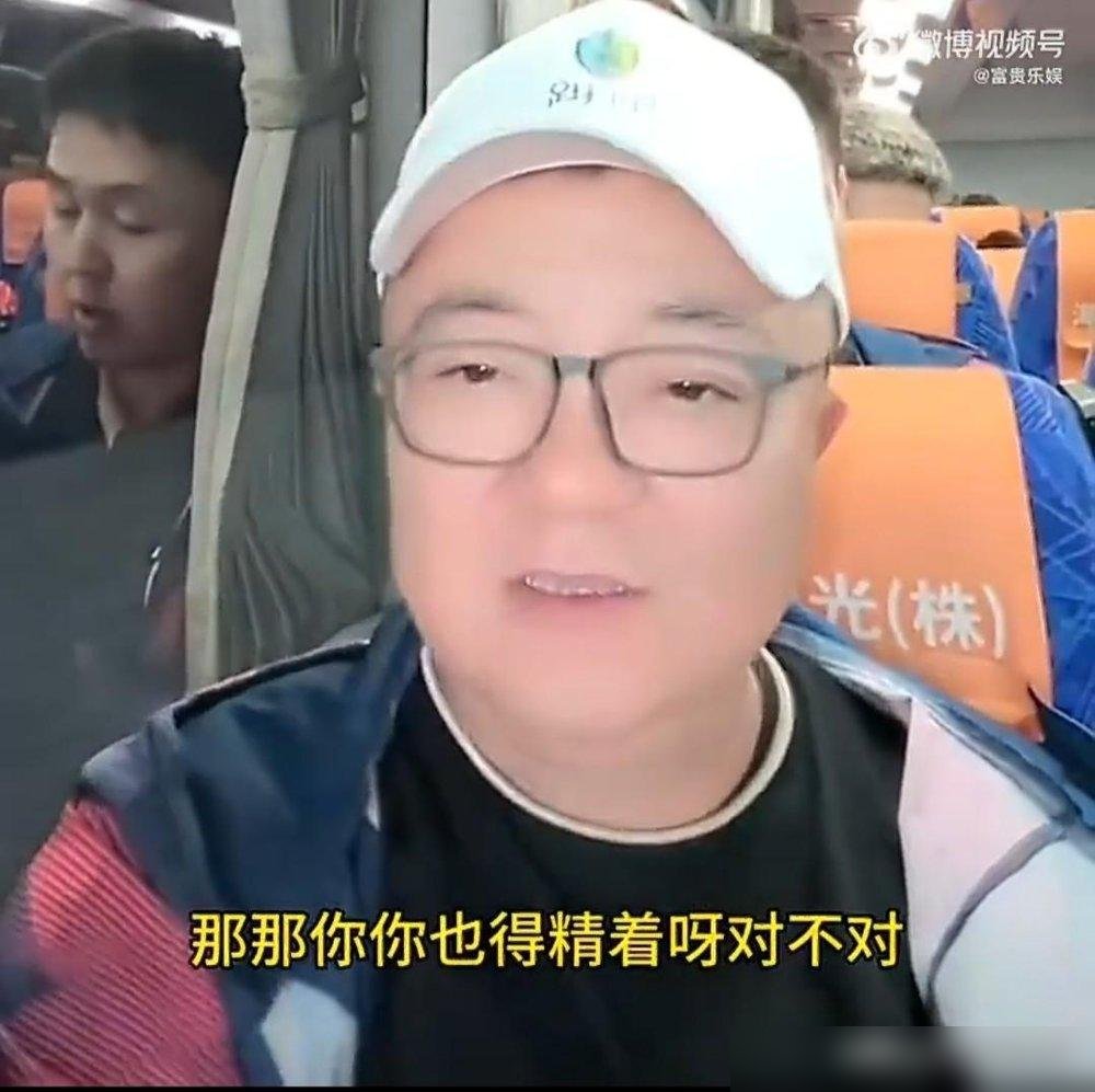 0比5输巴勒斯坦，董路直播直接开喷：这要是踢日本，得输15个。
他这话不是气话，是算出来的。原话是：“就今天这防守质量，伊万都是小弟弟，比分很可能在0比12到0比15之间。”
矛头直指邵佳一。董路说，守不住就攻出去？今天这0比5就是标准答案。他还补了一句更狠的：你以为能点石成金，可手下是石吗？要