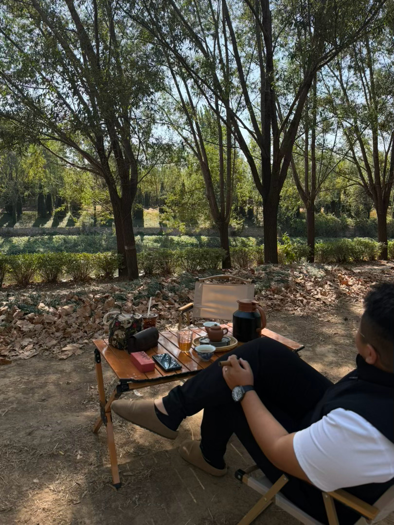 刚才我和李导开着车要去我奶奶家 走到沿河路觉得这里好适合喝茶打牌啊 我...