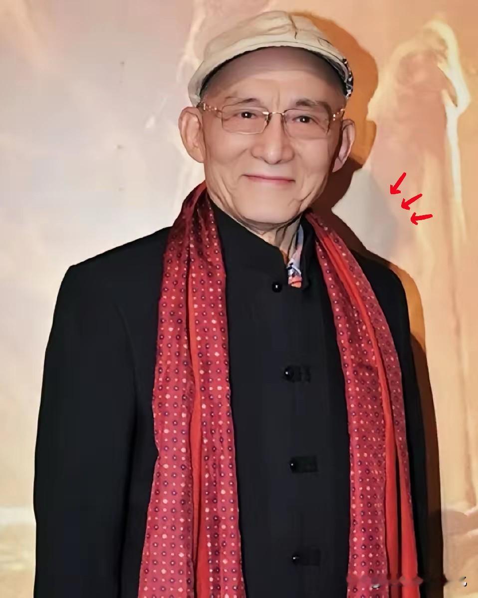看到游本昌老爷子离世的消息，心里咯噔一下。
明明早已知道已是93岁高龄，但总感觉，荧幕上那位豁达洒脱的济公，会一直都在。

还记得去年，老先生曾闯过一回生死关口，当时病情危急，医院下达了病危通知。
对于晚年如何面对病痛，游本昌早早就跟家人交代过自己的想法：不要为了单纯维持生命，做过多创伤性治疗，活着