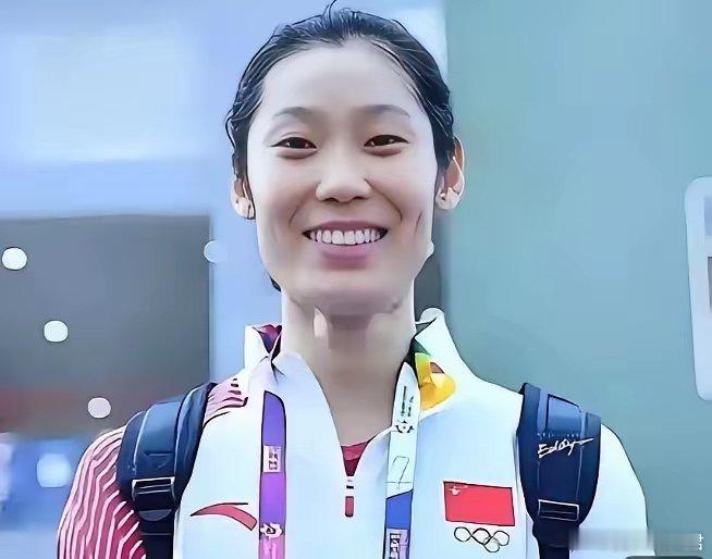 我治病时你们不出一分钱，我被网暴时你们集体沉默，我出国打球赚钱了，你们倒想来分一杯羹。听着像段子，可字字句句都是朱婷的真实遭遇。在中国，当个世界冠军，怎么就这么憋屈？
​（主要信源：中国新闻网 心疼!朱婷后面全运比赛不打了 还是因为这处伤）
​2016年里约奥运决赛，21岁的农村姑娘朱婷四 ​