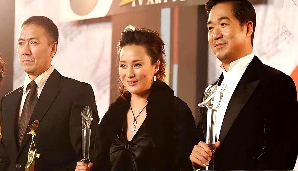 张国立满脸堆笑略显局促，旁边的李幼斌却站得像根钉子，眼神冷得能飞出刀片。

这张老照片一被翻出来，网友的视线全粘在李幼斌身上。那是真不怒自威，活脱脱李云龙走下屏幕，把旁边演惯了皇帝的张国立硬生生衬出了几分讨好感。

别看他平时不露面，68岁跑去演帕金森病人，手抖眼散，连呼吸都在戏里。人家采访时直接撂