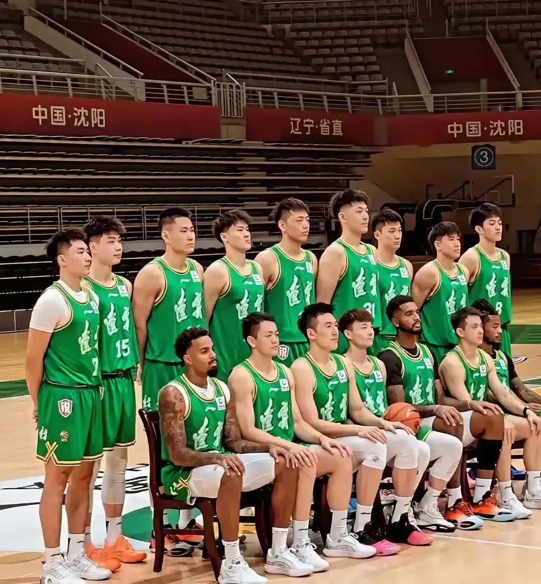 辽宁男篮这趟输给浙江广厦，不少人觉得憋屈，我倒觉得这盆冷水浇得太是时候了。
前阵子那一波连胜，看着顺风顺水，其实多多少少带点虚火，根本没碰上真正敢上身体、敢玩命撕咬的硬茬子。
广厦这场上来就直接把防守强度拉满，手架得极高，对抗动作极其凶狠，寸土不让。这种窒息感，才是季后赛该有的成色。
平日里顺