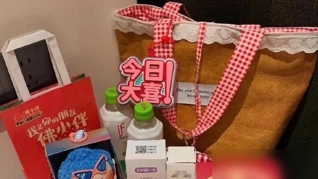 肖战南京演唱会刚结束，场外黄牛票炒到八千，场内人手一个袋子，免费的。
最贵的票和最便宜的票，伴手礼一模一样。没有三六九等，没有“充钱才配”。这事放内娱，稀罕。
更绝的是，几万人排队领袋子，愣是没乱。主办方提前把应援彩带分拣好，你报座位号，三秒拿货走人。不挤、不吵、不骂街。
说白了，粉丝花几千块