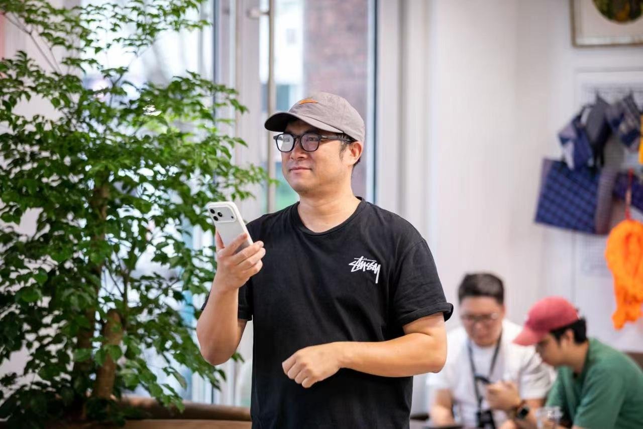 国际聋人节让相关需求被更多人关注，节日之外也要有人接着做。此次AI眼镜体验展示了实时字幕辅助交流的方式，更值得持续讨论的是，功能如何适应真实生活、如何根据反馈改进。让关注从一次活动延伸到长期的使用支持，才更可能把便利留在日常。具体的功能可以被看见，真实的反馈也应该被听见。 ​