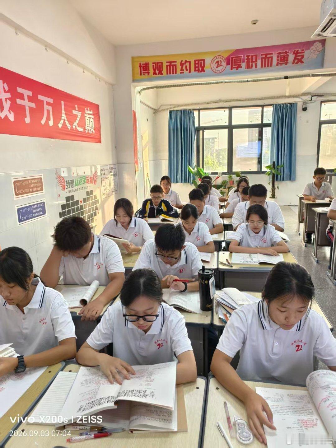 #vivo[超话]##vivo超话# 早上吃过早饭，同学们早早的就回到座位，开始背诵今天要学习的课文 ​