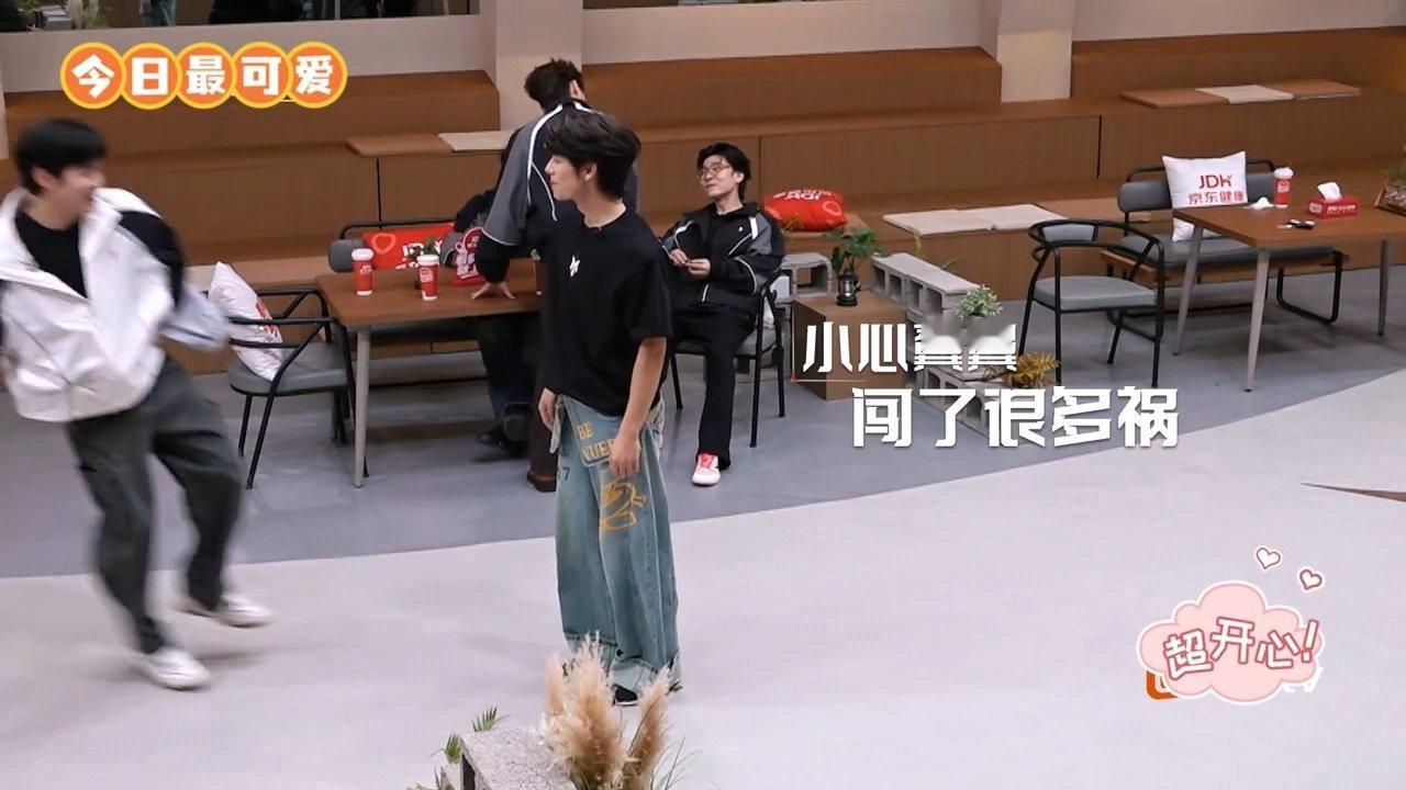 #曾辉以为自己是强将##曾辉四公排名#曾辉以为自己是强将就坐进去让选择了，没想到被轰出去了哈哈哈哈 ​