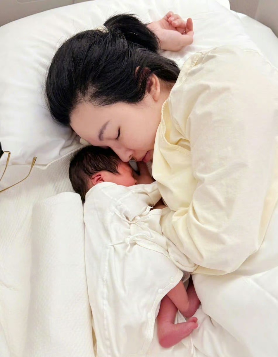 张凯毅离婚说了句大实话，孩子从来栓不住婚姻，只会变成妈妈的软肋

今天张凯毅离婚上了热搜。

四斤重的黄金凤冠、四克拉钻戒、从求婚到领证只用一个月，两年后孩子刚几个月，婚姻走到头。

全网都在复盘这段倍速婚姻，说柴米油盐打败了爱情，说秀恩爱死得快。

这些话都对，看完她那条视频，我想了很久。

她说