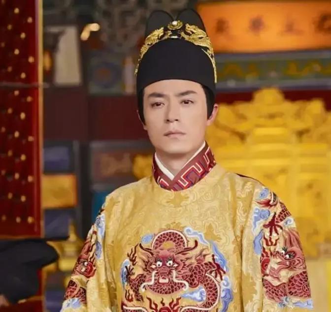 1457年，于谦被杀。明英宗朱祁镇一回后宫，生母孙太后怒斥：“昏君！你竟然敢杀了于谦？”朱祁镇回道：“于谦图谋不轨，有何不可杀？”孙太后大哭：“天下人都可以动手，唯独你不能动！”
 
朱祁镇别过脸，手指捻着袖口。孙太后喘了几口气，声音低下来。
 
“你怕什么？怕人说你这皇位来得不正？”
 
朱祁镇肩