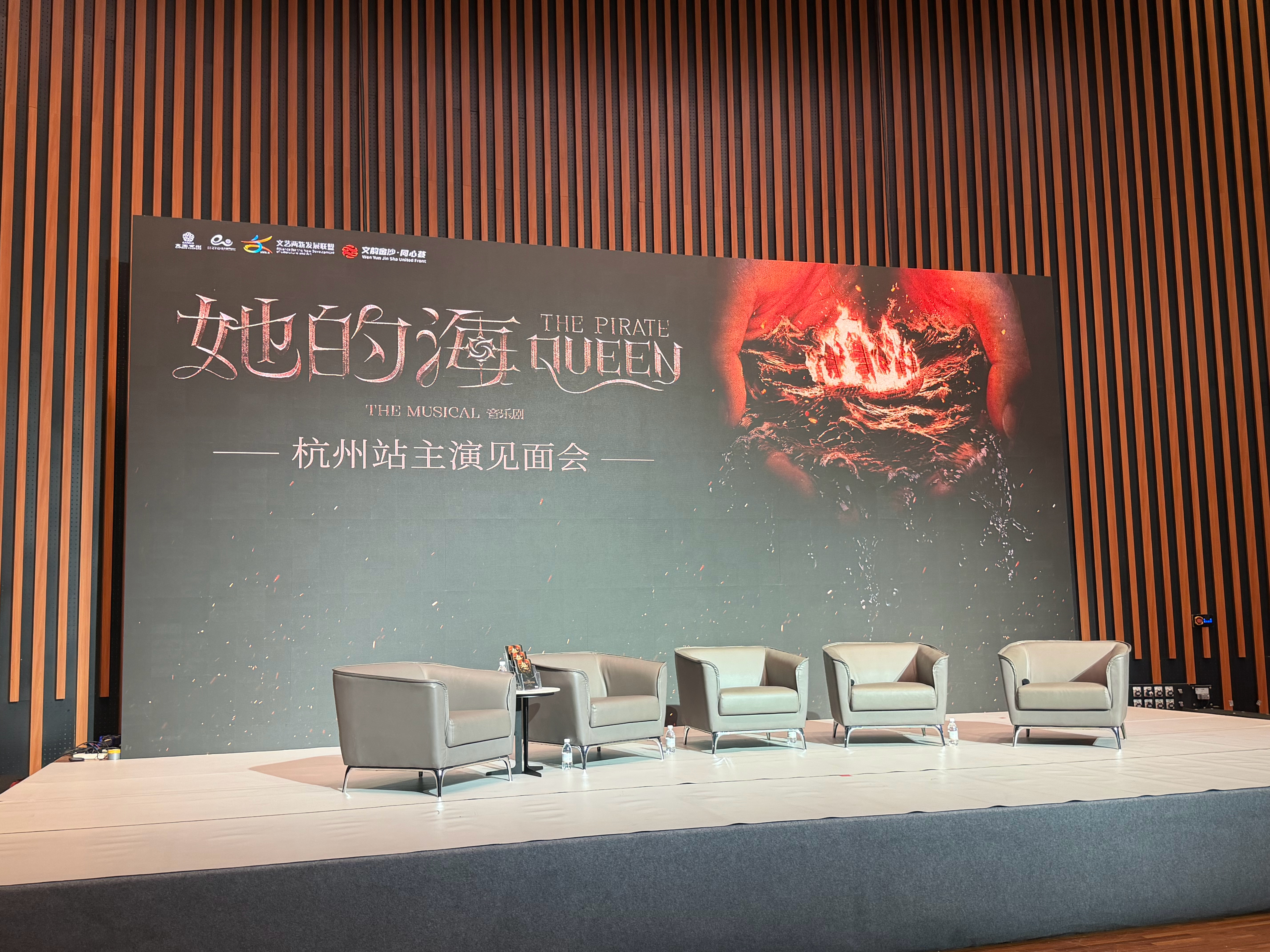 杭州两日🔚连战三场活动 很累但是很开心
突发奇想非常临时跟朋友说想唱首歌给吴宣仪听 然后就这样打小抄and排练了一下 i人为爱变e了 幸好没翻车（本来想唱多远都要在一起 但是怕自己唱破音被吴宣仪嘲笑 算了[捂嘴哭]）我看着姐姐的脸被灯牌照成蓝色 笑着看着我们唱 还说自己要哭了 现在回看视频也觉 ​