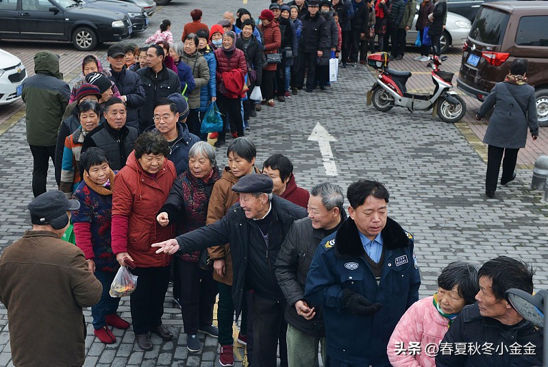 前阵子请假赶回老家，把总犯胃不舒服却不敢独自去医院的老妈接来我在的城市，老爸也特意从外地工地赶过来，算下来我们一家三年多没凑在一块过年了，车站看见他俩拎着塞得满满当当的布袋子站在风里，我眼泪直接在眼眶里打转转。
第二天去医院，俩老人前一天在家对着手机练了快一小时调健康码行程码，真到门口瞬间慌得手指都