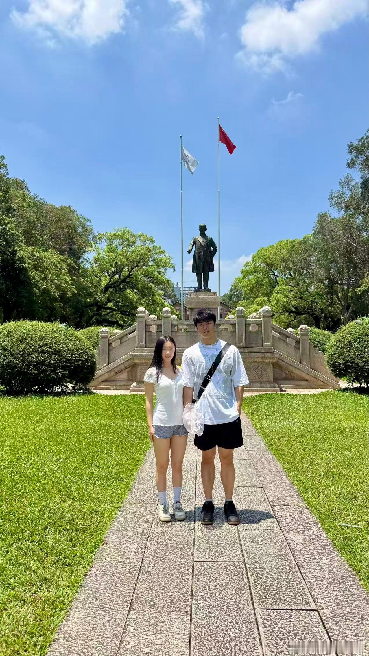 周六小犬和VK去中山大学参观，VK她妈是中大英文系毕业的，所以女儿回到...