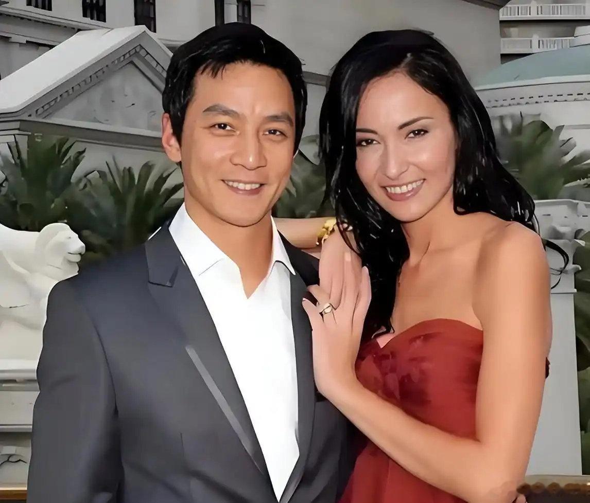 51岁吴彦祖自曝出与老婆合照却被网友嘲讽像与兄弟的合照 有人怀疑长期不同房是关系不好了 ​
