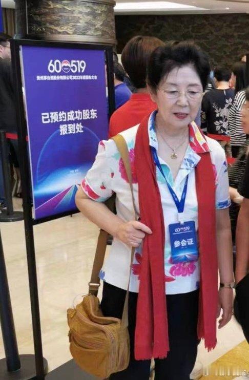 宇樹科技的王兴兴也跟我一樣喜歡紅色的老登圍巾啊[哈哈][給力][贊] ​