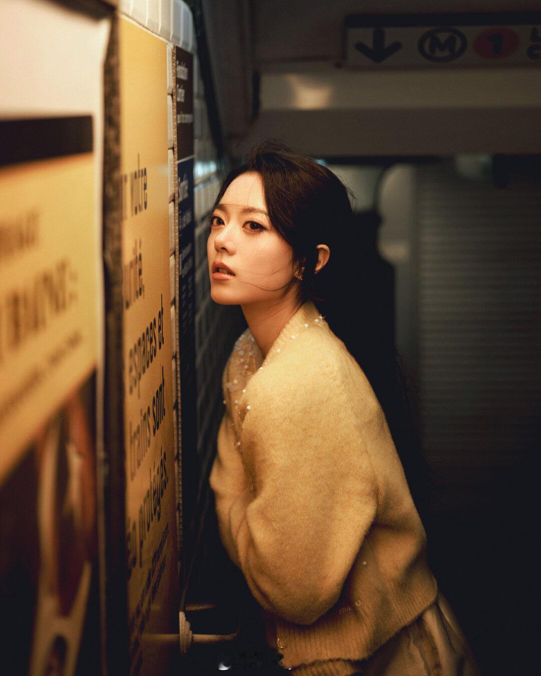 赵今麦巴黎时装周看秀造型释出
MiuMiu品牌大使亮相MiuMiu 2027春夏大秀。
漫步巴黎街头与地铁站，一身暖黄色针织开衫搭配缎面吊带裙，柔和氛围感扑面而来，优雅大方，少女感与精致感兼具。静待秀场精彩呈现！#miumiu大秀##春夏时装周##巴黎时装周# ​