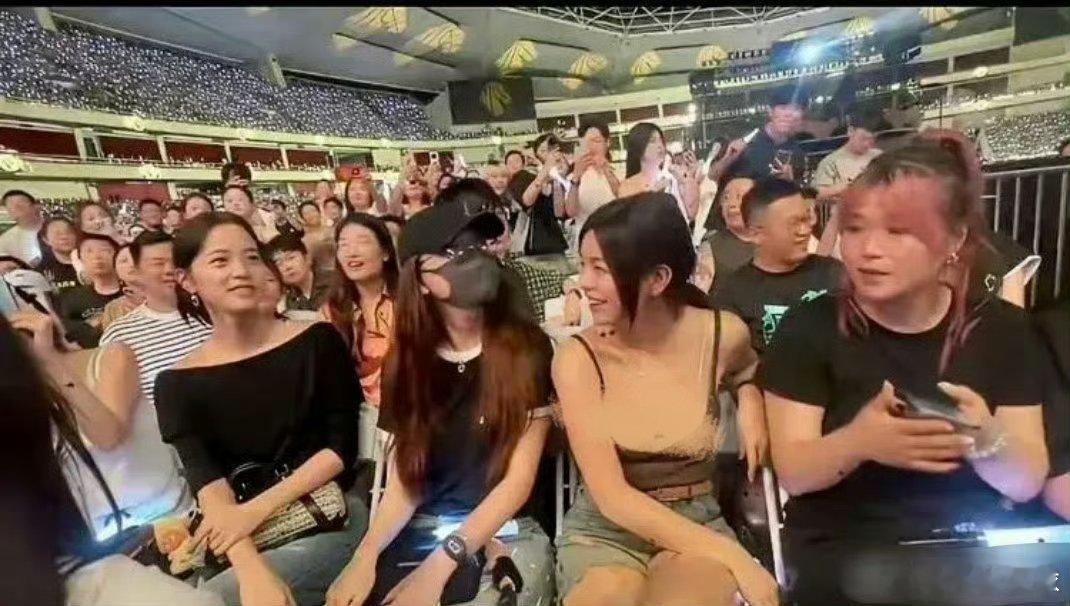 陈妍希私下竟然就是这样穿的，这算是走在时尚的最前沿了吧 ​