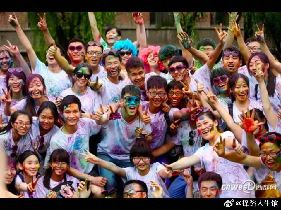 #2026就业市场最新趋势，学生和家长一定要看懂
近几年就业市场已经发生巨大变化，不再是单一拼学历的时代，岗位分化明显，新赛道不断涌现，不管是中职、大专还是普通本科学生，选对方向远比埋头读书重要。
 
第一，单纯的流水线岗位持续收缩，复合型技术工人缺口越来越大。制造业正在大规模智能化升级 ​