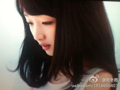 #周冬雨走到哪儿都是素颜#周冬雨拒绝跟风医美，坚持原生样貌，不被当下的容貌风潮所裹挟 ​