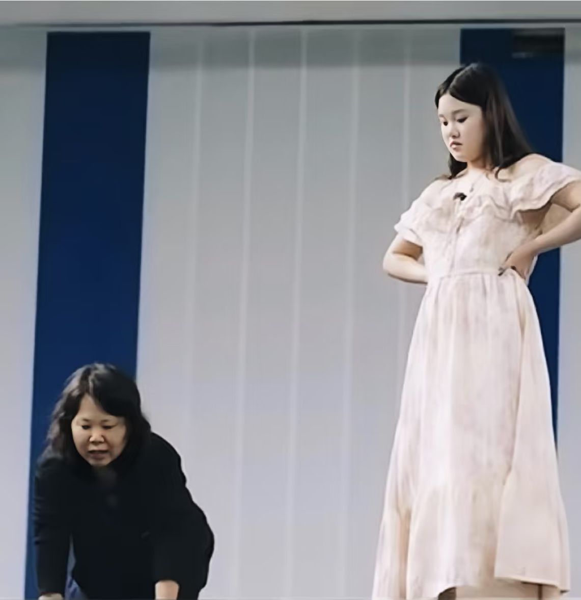 张家齐与母亲：一场迟到的弥补，道尽亲情最扎心的真相

标题备选：奥运冠军张家齐直言妈妈不合格：亲情有窗口期，错过再努力也难补

在综艺《我家那闺女》中，奥运跳水冠军张家齐和母亲肖英杰的对话，戳中无数人的内心。

张家齐6岁进入跳水队住校，12岁入选国家队。童年大部分时光，她在训练馆度过，陪伴她的是教