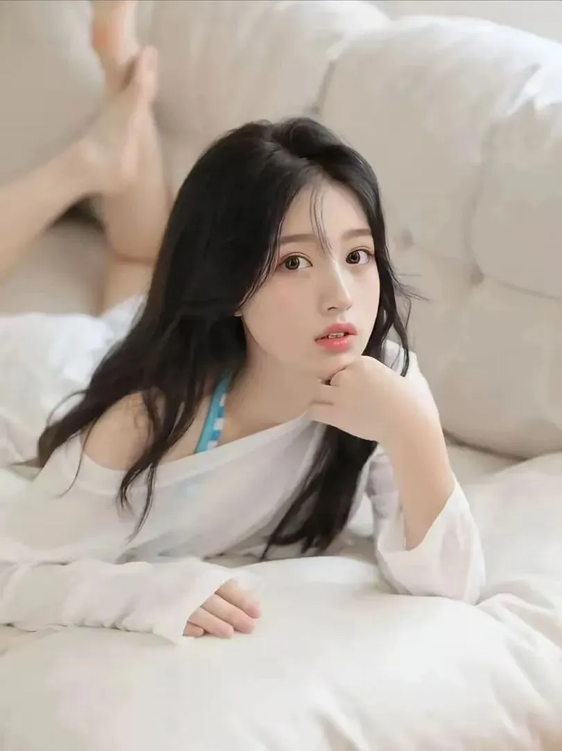 美女写真 慵懒午后，阳光洒在柔软的床上，她慵懒地靠在枕头上，眼神迷离...