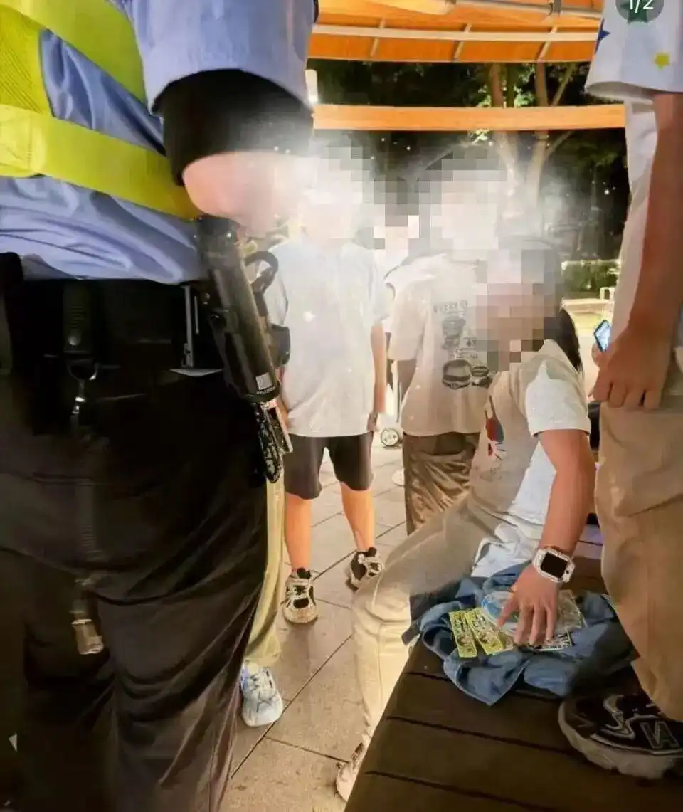 8岁女童被男孩推倒后，一个电话手表干翻全场：这届孩子，太硬核了
事情是这样的。

一个8岁的小女孩，被一个男孩推倒了。按理说，接下来的剧情应该是：哭鼻子、找老师、回家告状。但这位小姑娘的操作，直接让所有成年人汗颜——她掏出电话手表，报警了。

没错，报警了。

不是打给妈妈，不是打给老师，是直接打给