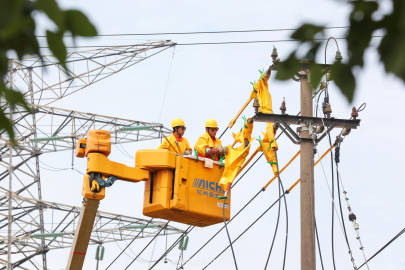 【带电拆引线 线路更安全】6月12日， 员工来到新塘街道东瑞四路，带电...