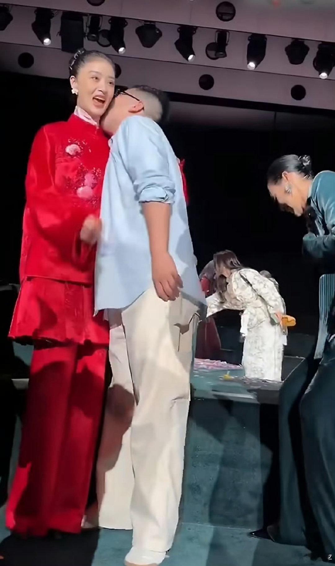 #蒋欣明显被吓到了#这男的是谁啊，太神了吗，这不纯骚扰吗？#蒋欣[超话]# ​