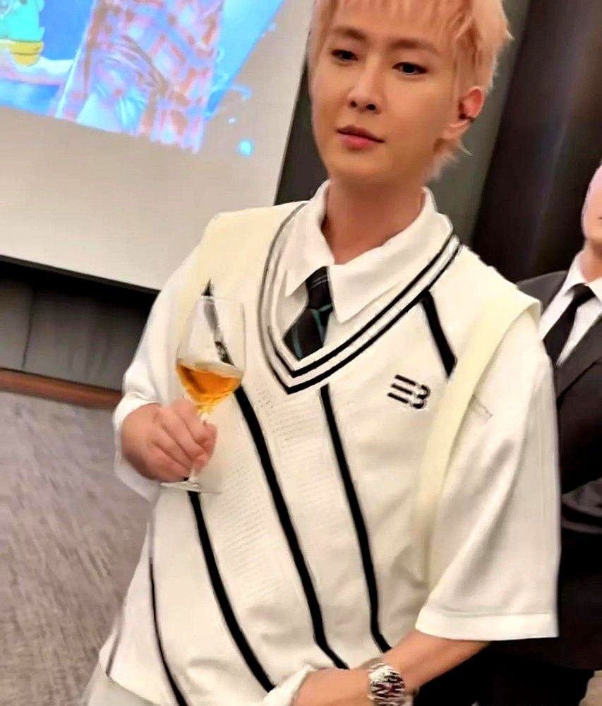 签唱会上被粉丝当面要求解除拉黑，换一般艺人早挂脸了。

炎亚纶倒好，抬头一眼认出对方，连头像换过都一清二楚。正当粉丝以为有戏点头承认时，他笑着一句“那是私人账号解不了”，全场直接笑翻。

修整三年带着陈珊妮制作、葛大为填词的新专《Ikigai》回归，台下上百人淋着雨等他。人记住了，界限也守住了。能把