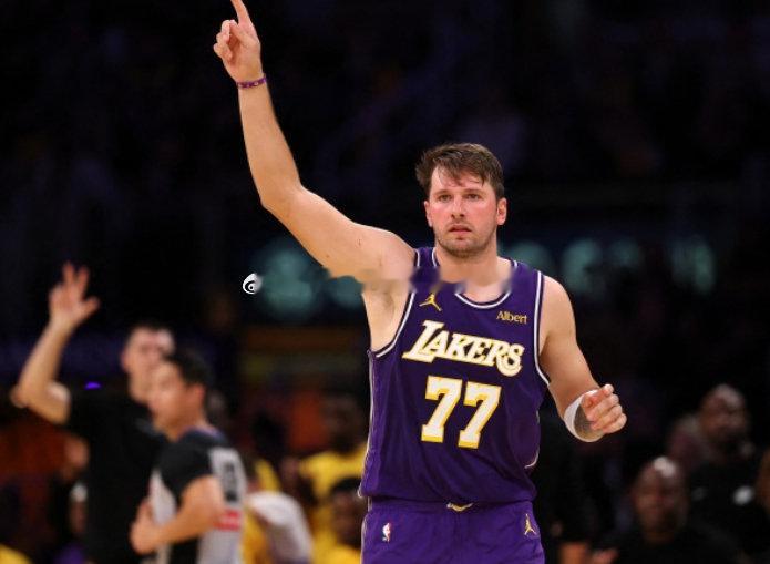 今日NBA常规赛，开拓者客场挑战湖人，赛前开拓者主帅诺里接受了媒体采访。

谈到湖人球星东契奇，诺里表示：“他是小一号或者锋线版本的约基奇！他总能做出正确的选择。” ​