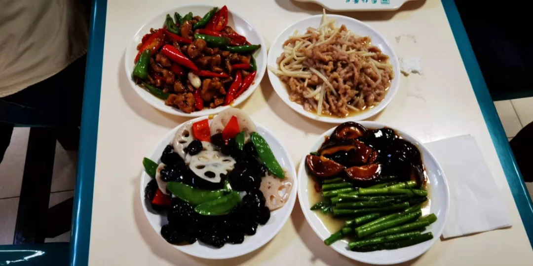 节前院内最后一餐